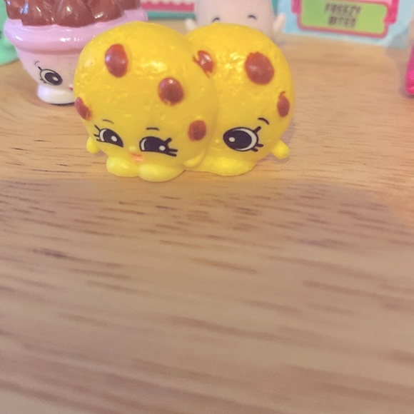 Shopkins Chef Club Making an Ice Cream Sandwich. - Picture 3 of 7